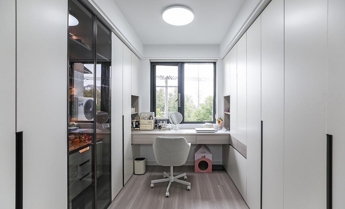 次臥整個打通做衣帽間和女主人辦公、化妝區，解決了衣柜儲物空間，工作之余抬頭就是北面綠植，很溫馨，舒適、給人感覺不僅雅致而且有韻味。