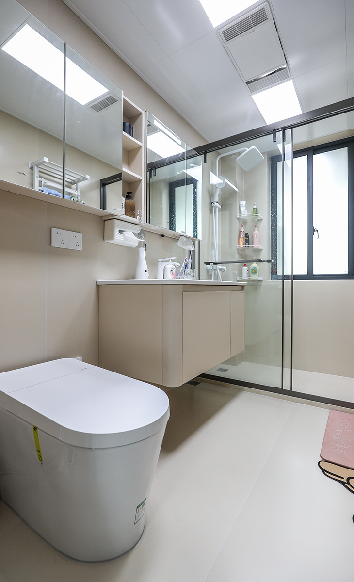 衛生間比較方正，槍灰色淋浴房邊框、白色馬桶，墻地一體磚、白色吊頂，白色花灑、龍頭，體現主人高檔次的生活品味和優雅的審美觀。