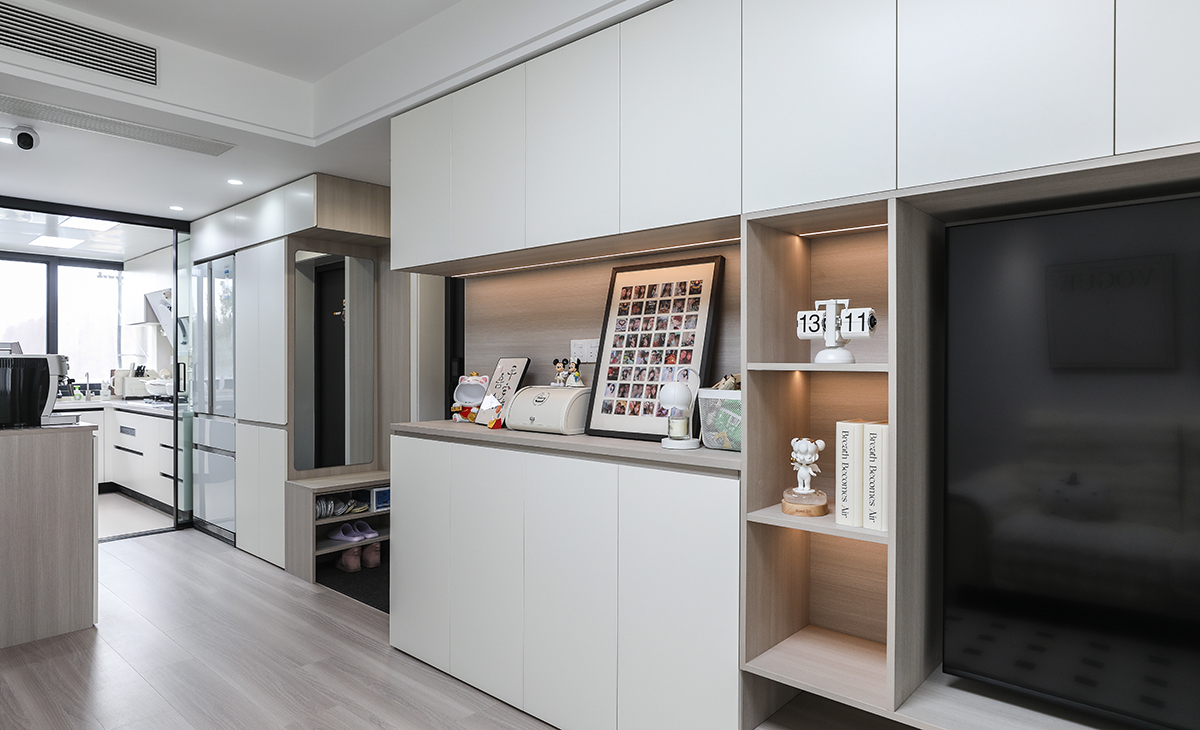 餐邊柜上柜木質，上柜白色門板加上條形，很有藝術氣息，中間鏤空，讓空間顯得更寬敞。