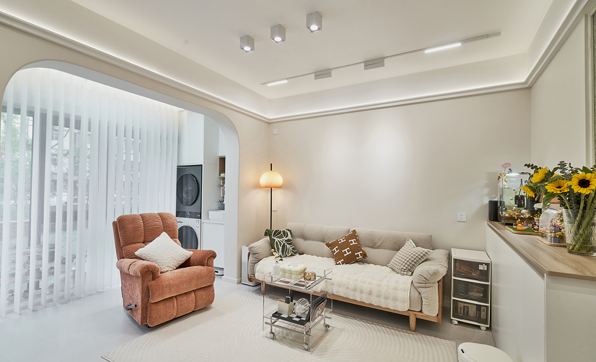 客廳是一家人活動頻率最高的區域，要求寬闊、明亮，儲物空間