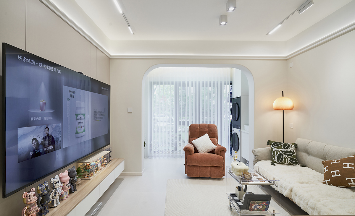 客廳是一家人活動頻率最高的區域，要求寬闊、明亮，儲物空間