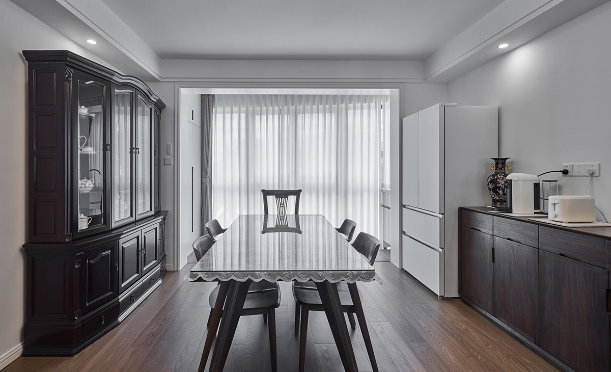 餐廳是一家人用餐最高的區(qū)域，餐廳與廚房相通，增加了活動面積，實用性強，減少家庭聚會所帶來的空間壓力