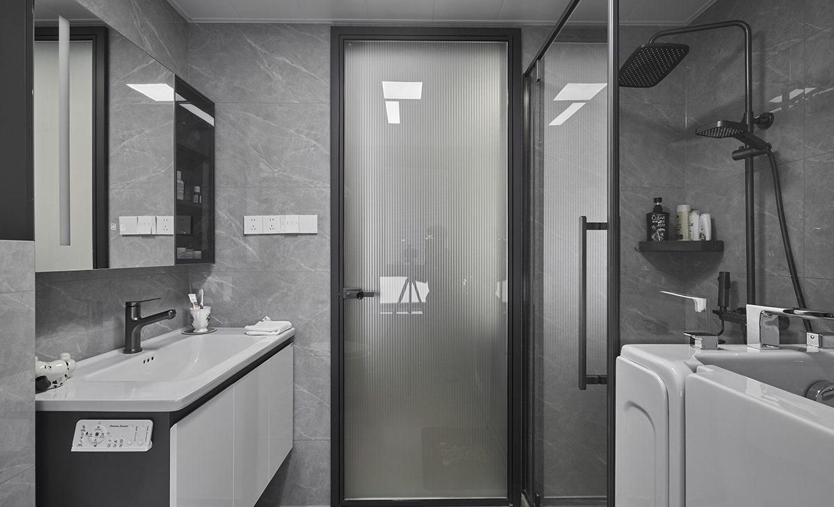 衛(wèi)生間空間很大，做了干濕分區(qū)，女主人喜愛泡澡，做了一體式淋浴，使使用更加的方便，視野上更加寬闊