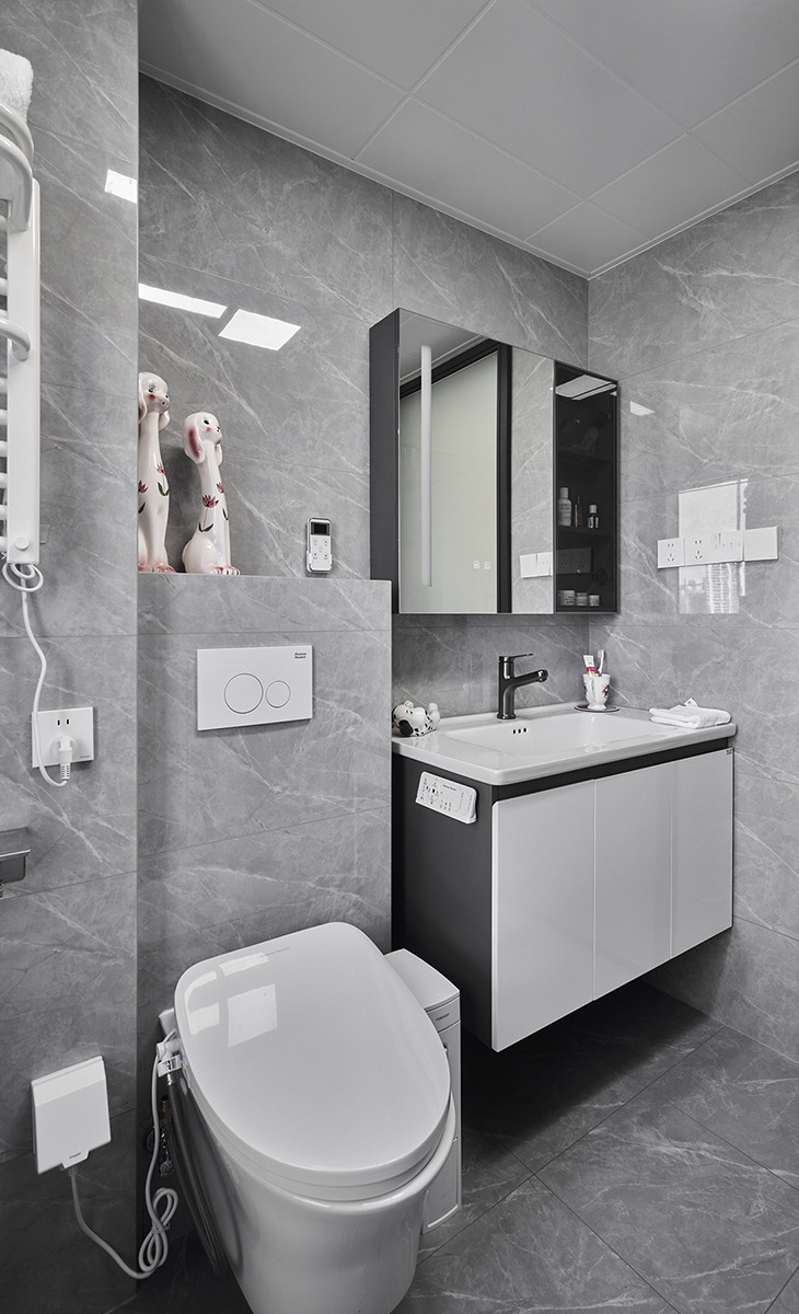 衛(wèi)生間空間很大，做了干濕分區(qū)，女主人喜愛泡澡，做了一體式淋浴，使使用更加的方便，視野上更加寬闊