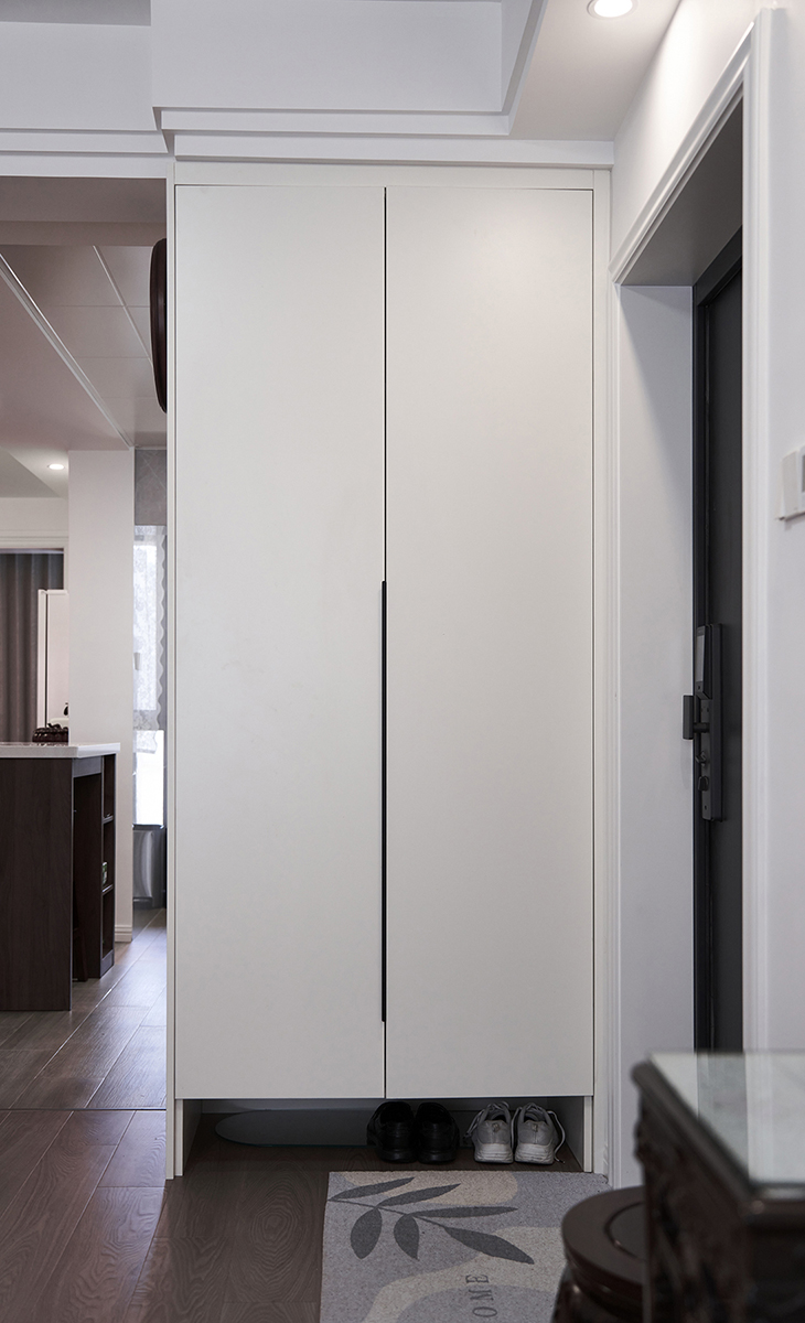 玄關做儲物柜方便擺放各種雜物，滿足戶主需求。