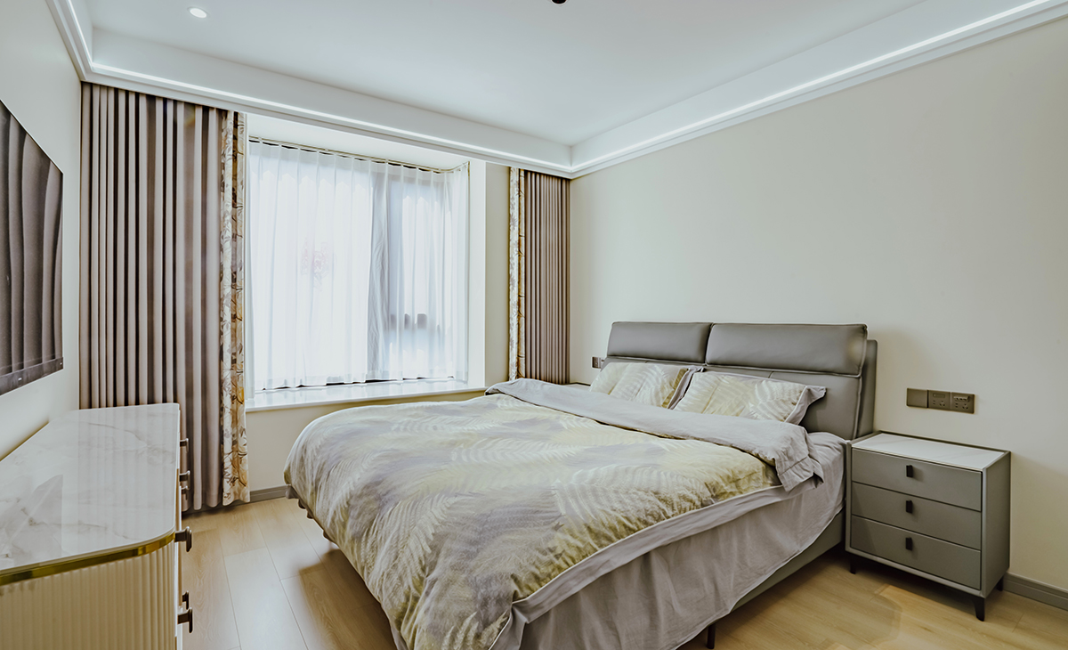 朝南客臥臥空間也很大，一套6尺大床加床頭柜，空間還是很寬敞，另外還有大飄窗?；疑拇埠桶咨拇钆涞暮芡昝馈? />
							<div   id=