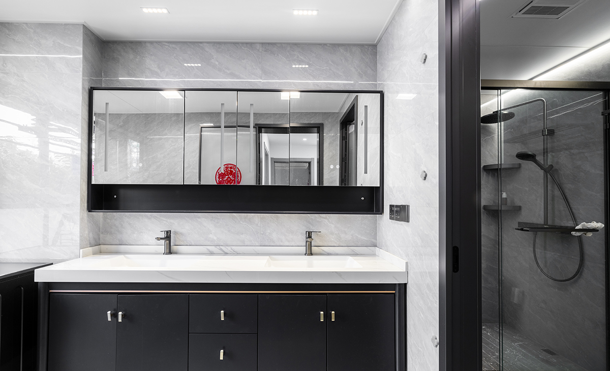 樓上衛(wèi)生間的干區(qū)設(shè)計了雙臺盆，滿足兩個人同時洗漱，深色實木臺盆和槍灰色鈦合金門套相搭，空間整體很協(xié)調(diào)、很自然。