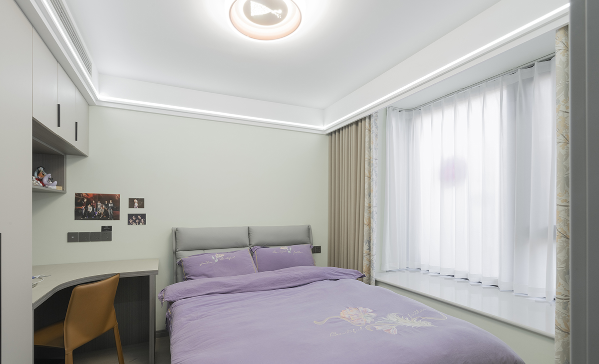 朝北女兒房也很簡潔干練，墻面涂料和衣柜的顏色搭配的恰到好處，頂面雙眼皮頂+線型燈，讓空間明亮有序。