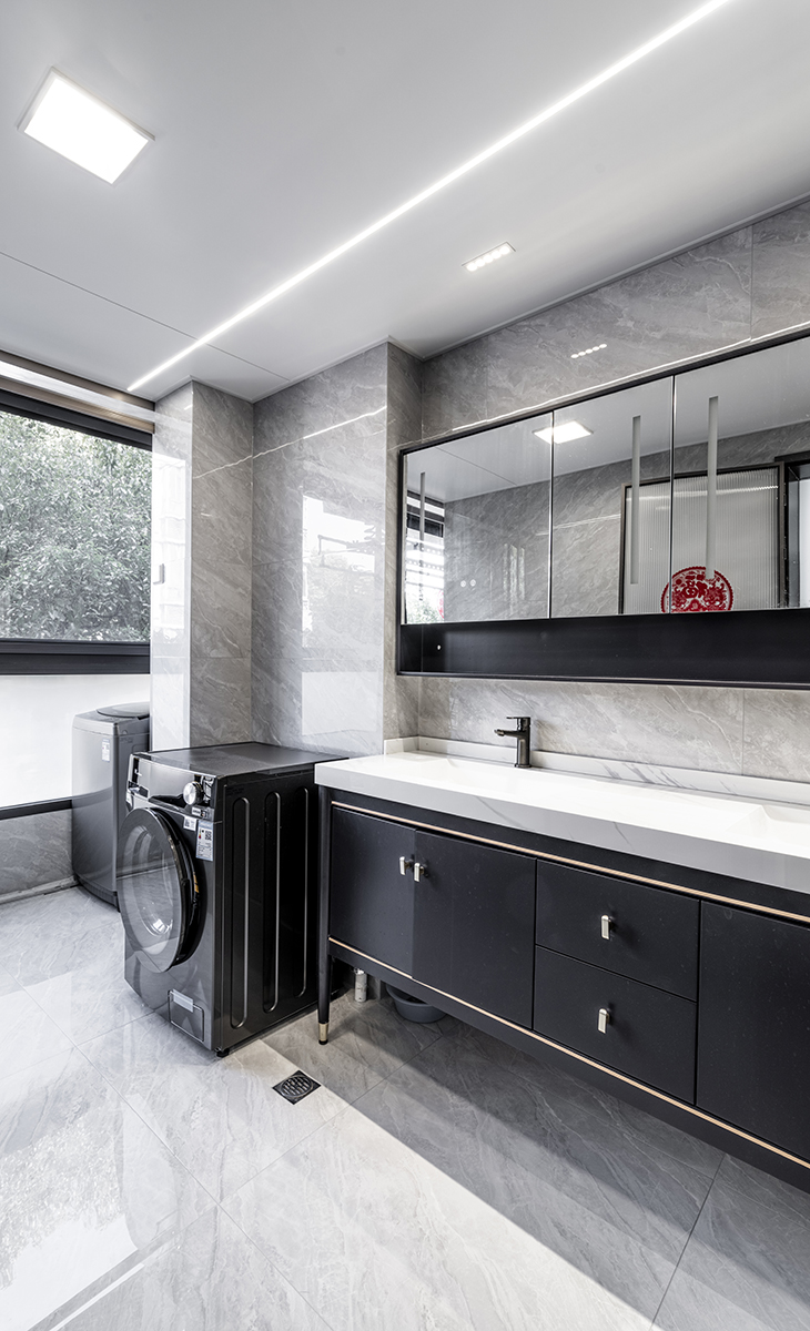 洗衣機和烘干機放在干區(qū)，不影響衛(wèi)生間的使用，頂面就有電動涼衣架，讓涼曬很方便。