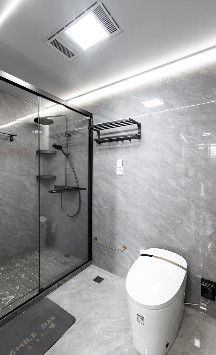濕區(qū)空間很大，淋浴區(qū)采用大理石拉槽設(shè)計，淋浴的時候下水很快，馬桶到淋浴房之間有很大的空間，一個帶掛鉤的浴巾架可以掛換洗的衣服。