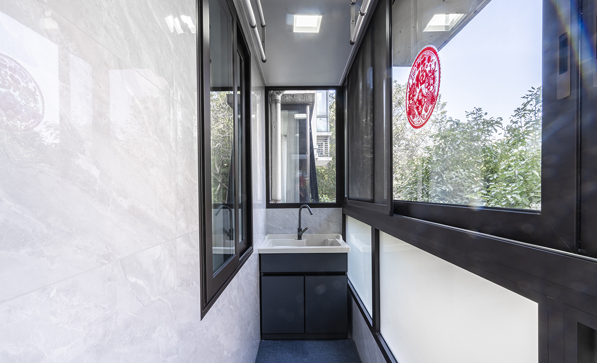 陽臺是本套房子的亮點，大洗衣池方便好用，落地窗，讓陽臺的風(fēng)景很美。