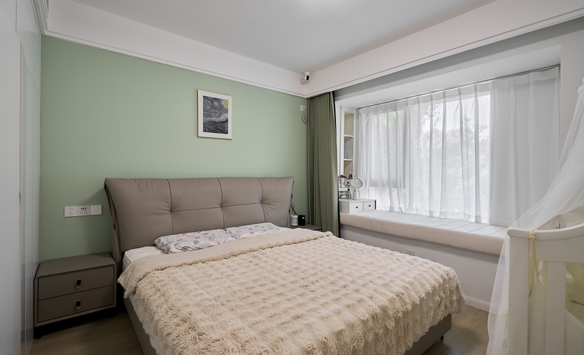 　　主臥床頭背景綠色，地面用胡桃色，L型大飄窗讓臥室空間具有延伸感，射燈把整個空間點綴地豐富、有質感