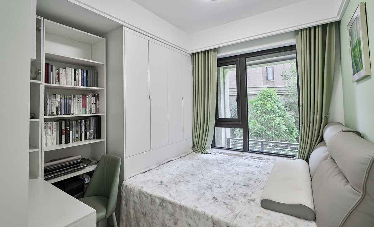 次臥是客房的空間，墻面采用白色，色彩上靈動自如，簡潔明亮。