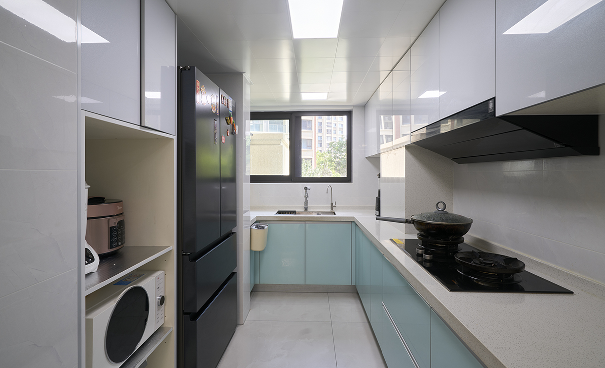 廚房做臺面方便擺放各種雜物，滿足戶主需求。