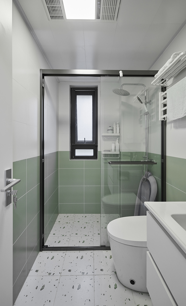 　衛生間空間很大，做了干濕分區，女主人喜愛色彩鮮艷，做了花色瓷磚，看起來更加的清新，視野上更加寬闊