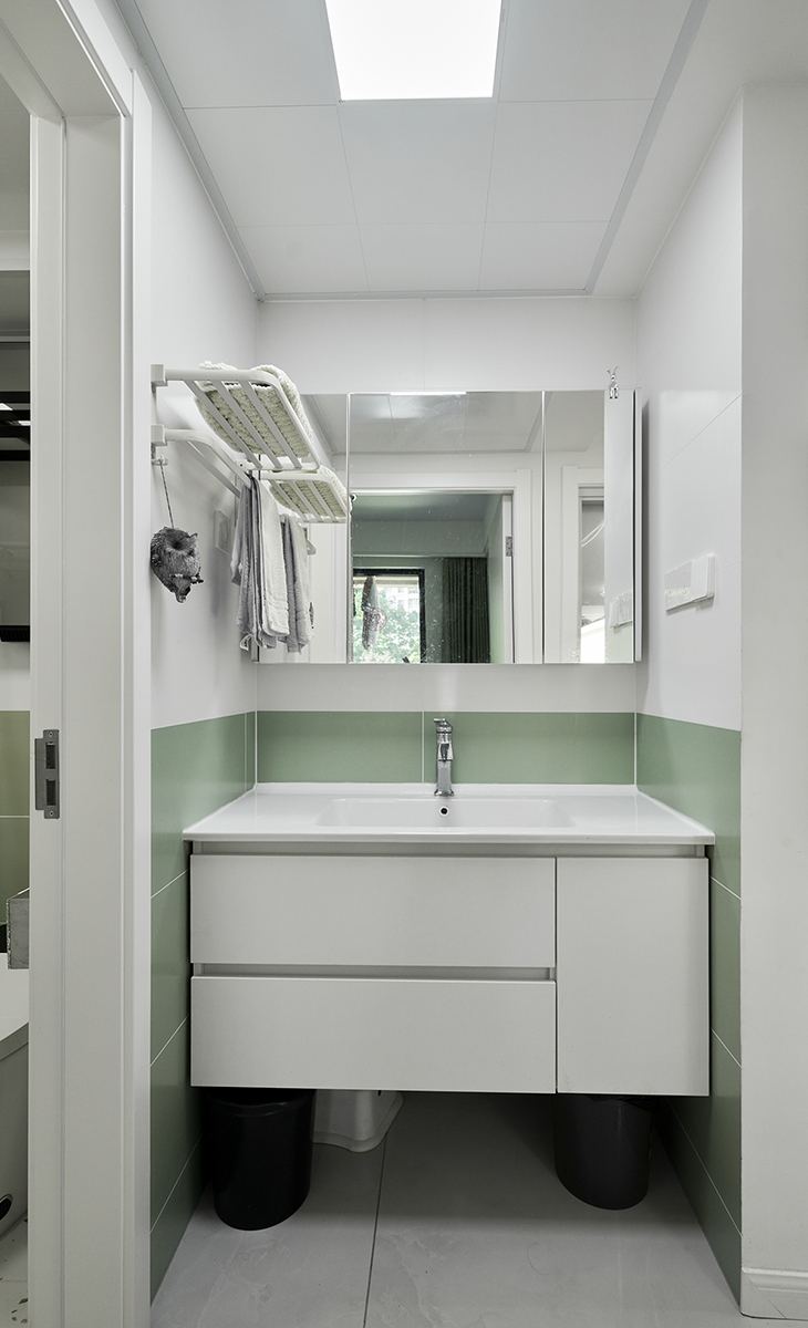 　衛生間空間很大，做了干濕分區，女主人喜愛色彩鮮艷，做了花色瓷磚，看起來更加的清新，視野上更加寬闊