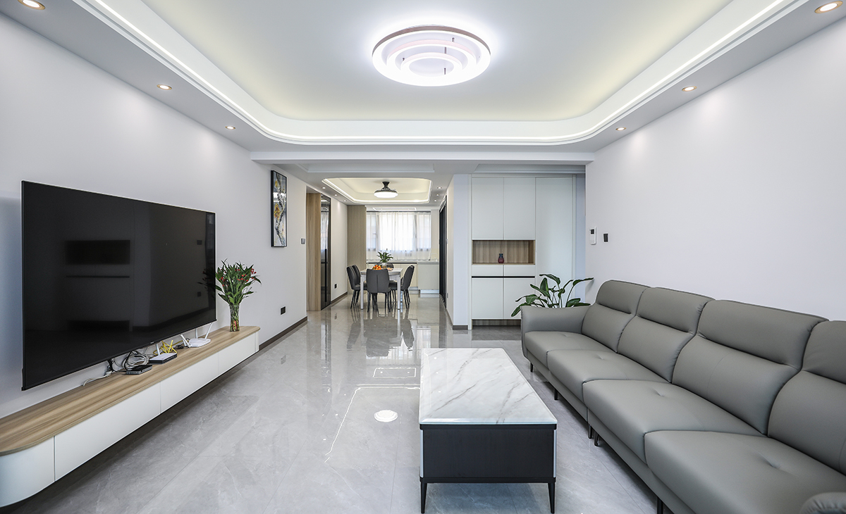 從南陽(yáng)臺(tái)看向客餐廳整體空間放大很多，進(jìn)戶門做的是鞋柜內(nèi)部還隱藏一個(gè)儲(chǔ)藏間整體動(dòng)線完美，空間感馬上拉大很多。