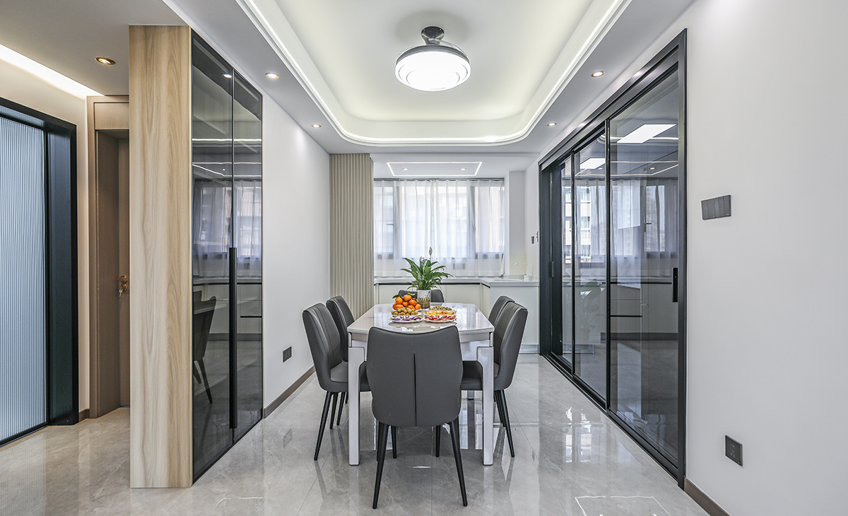 餐廳空間比較方正寬敞，有一個(gè)南陽(yáng)臺(tái)，把墻體拆除和移門拿掉后，整體餐廳空間有拉大很多，在南陽(yáng)臺(tái)做了一組西島臺(tái)，既滿足的收納也把空間合理的利用起來(lái)，淺灰色地磚很干凈，色彩和造型上都簡(jiǎn)潔大氣。