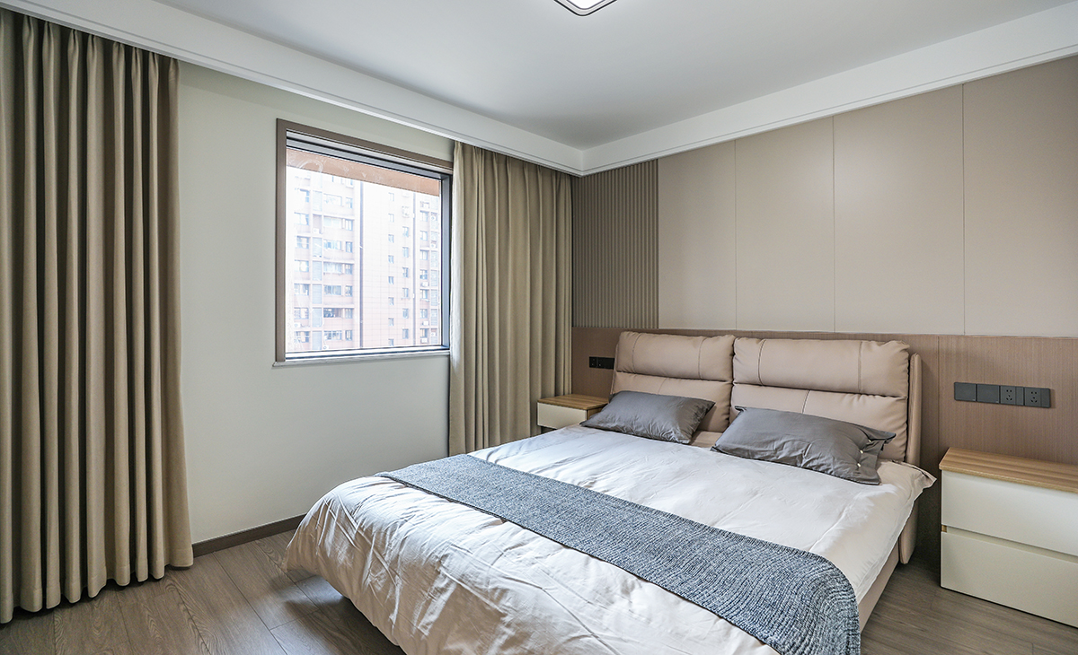 主臥鋪設(shè)林牌三次地板，所以床選擇的是淺色，衣柜門板也是淺色，這樣和木地板進(jìn)行搭配，就不會(huì)那么突兀，頂面圓型吊扇燈，實(shí)現(xiàn)方中有圓，圓中有方，造型以簡(jiǎn)潔平板為主，方便打理，體現(xiàn)了簡(jiǎn)約風(fēng)格的簡(jiǎn)潔、隨意，不拘一格。