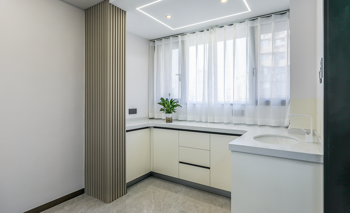 本套房子最大的設(shè)計(jì)亮點(diǎn)就在于這個(gè)水吧臺(tái)，原本這邊是北陽(yáng)臺(tái)，設(shè)計(jì)中我把陽(yáng)臺(tái)的移門和墻體拆除后，把餐廳空間拉大很多，在這里我做了水吧臺(tái)，業(yè)主后期和朋友喝茶聚餐吃西餐都可以在這邊。讓所有空間都利用起來(lái)。滿足主人制作各種美食的需求。