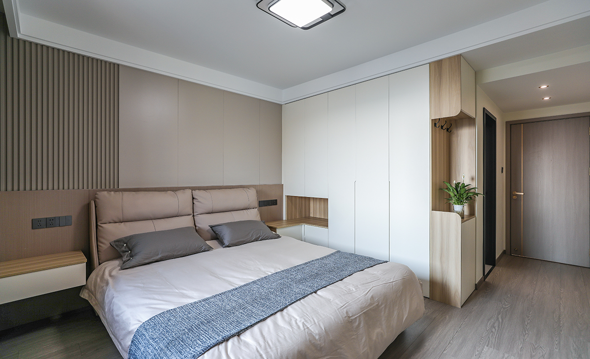  主臥整體做的格柵床頭背景搭配床頭背景燈，頂部做的雙眼皮走邊搭配木地板整體讓人感覺(jué)溫馨舒適。