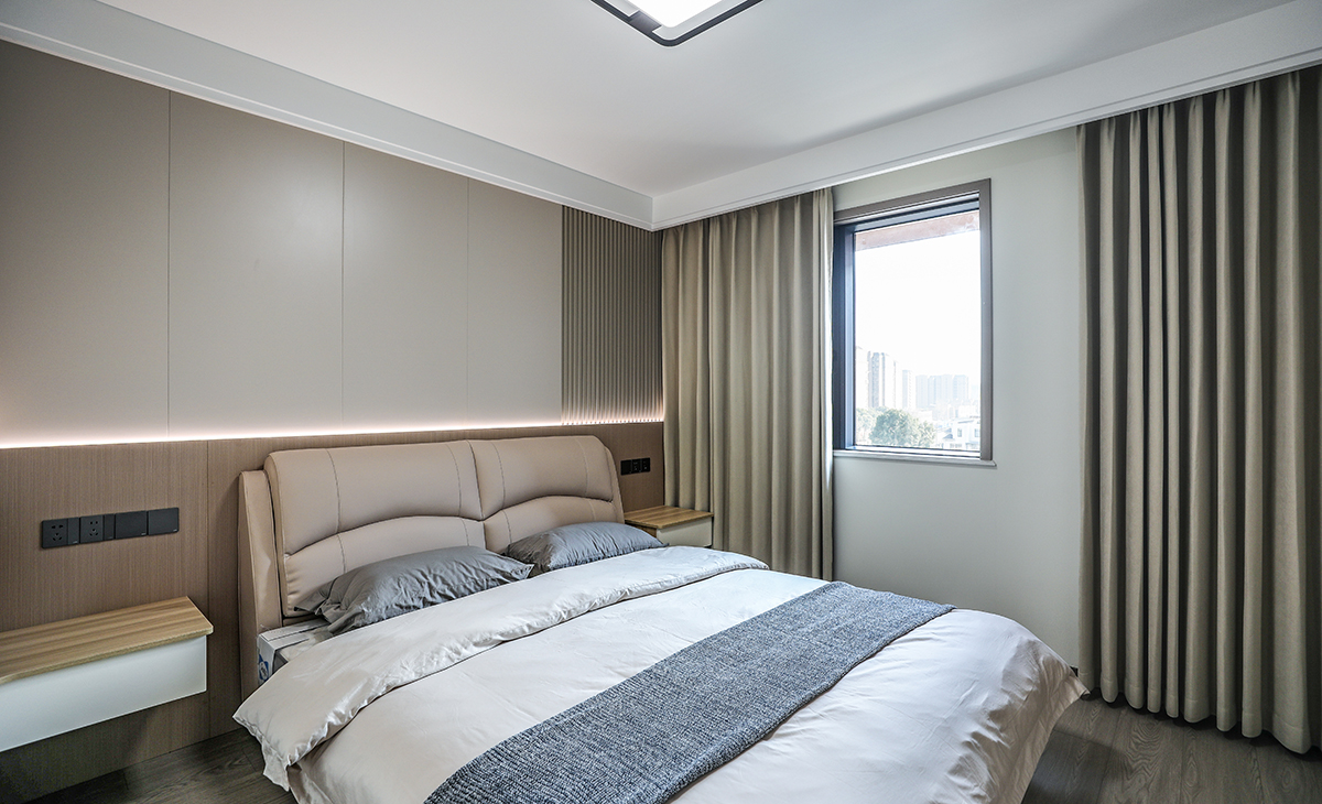 次臥和主臥空間基本一樣整體做的格柵床頭背景搭配床頭背景燈，頂部做的雙眼皮走邊搭配木地板整體讓人感覺(jué)溫馨舒適。