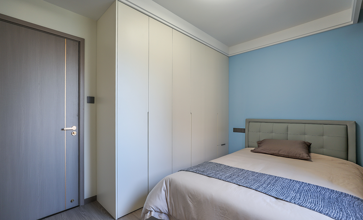 小房間做的是1.5米雙人床，業(yè)主考慮后期孫子住，采取的是深藍(lán)色乳膠漆，整體大衣柜到頂，搭配木地板讓房間直接年輕化十足。望子成龍的感覺(jué)馬上拉滿。