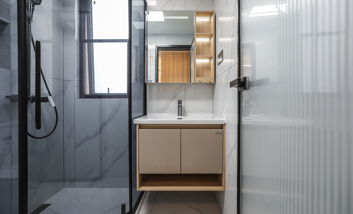 客衛(wèi)空間很大，做的一字下沉式淋浴房，智能馬桶，墻地一體磚、白色吊頂，鈦合金移門，體現(xiàn)主人高檔次的生活品味和優(yōu)雅的審美觀。