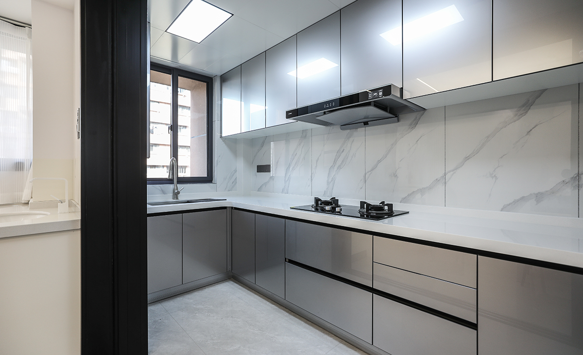 　該套房子廚房空間很大，L型兩面櫥柜，大雙門 冰箱 ，顏色簡(jiǎn)潔明快，材質(zhì)要干凈和好打理，白色的吊頂和灰色的櫥柜相呼應(yīng)，大理石白色臺(tái)面美觀好看 ，各種廚房電器全部配齊，滿足主人制作各種美食的需求。