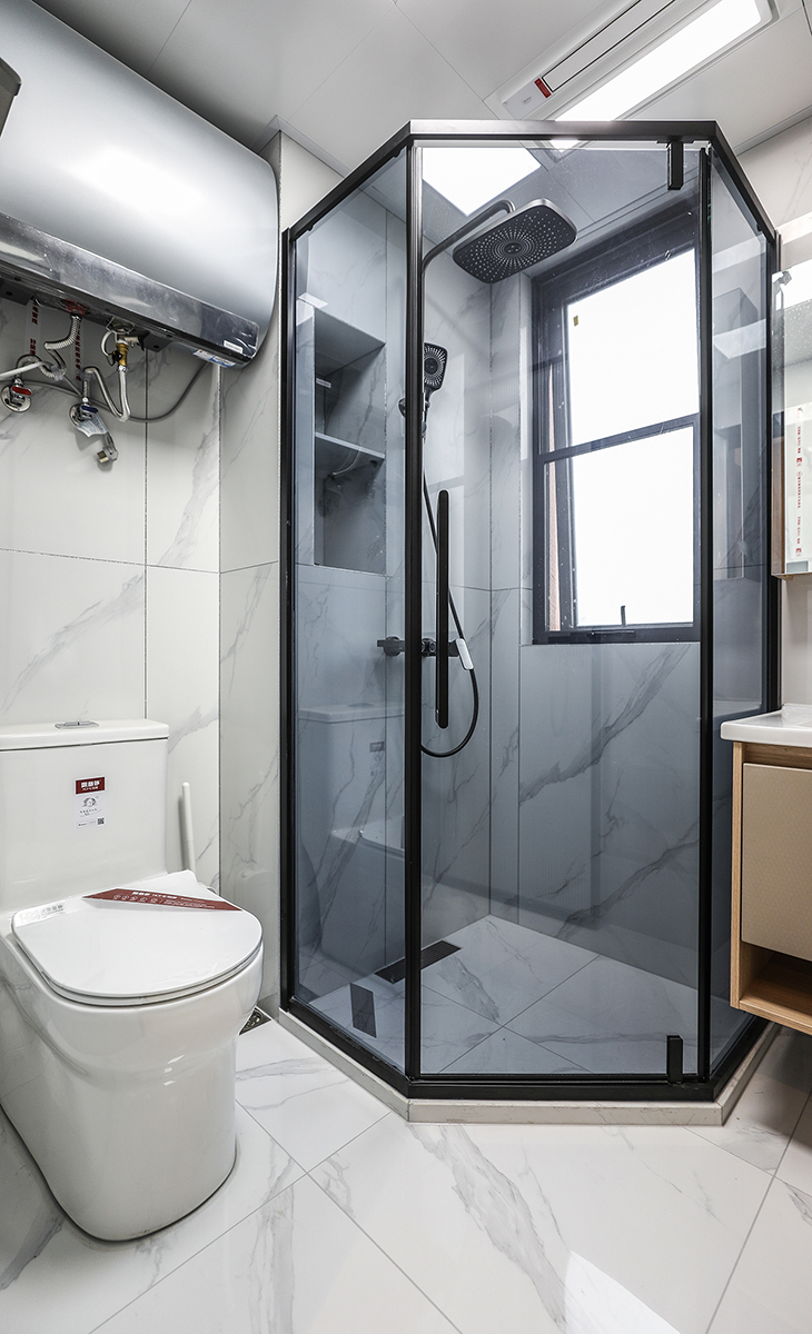 主衛(wèi)空間也很大，做的鉆石淋浴房，增加主人的收納空間，黑色邊框長(zhǎng)虹玻璃門，讓整個(gè)空間協(xié)調(diào)統(tǒng)一，大氣時(shí)尚，主人很滿意，不斷地夸贊設(shè)計(jì)師對(duì)色彩的精準(zhǔn)把握。