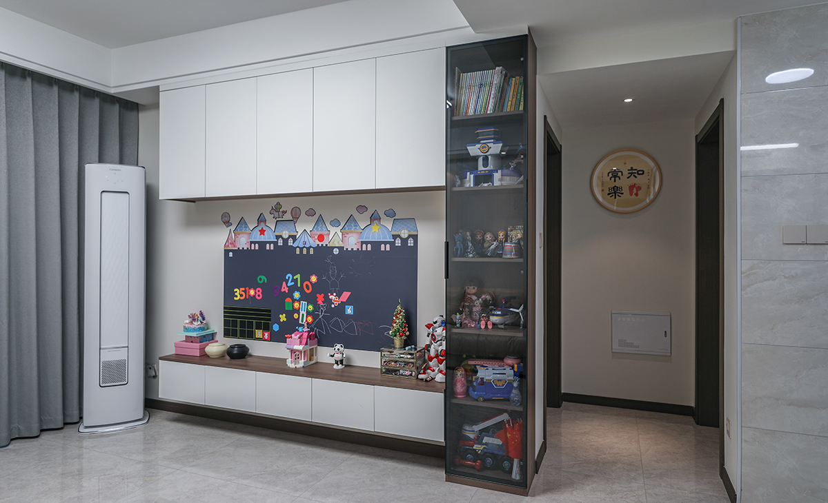 滿墻電視柜，收納能力和展示效果拉滿，白色柜門和木飾面相互配合，明暗有神，讓空間不但時尚而且清爽。