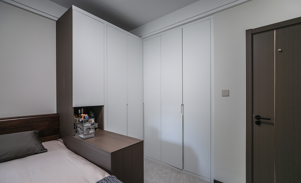 L型衣柜還做了轉角書桌的拼接設計，即放大了儲物空間，又增加了實用性，功能上兼做床頭柜，一舉三得。