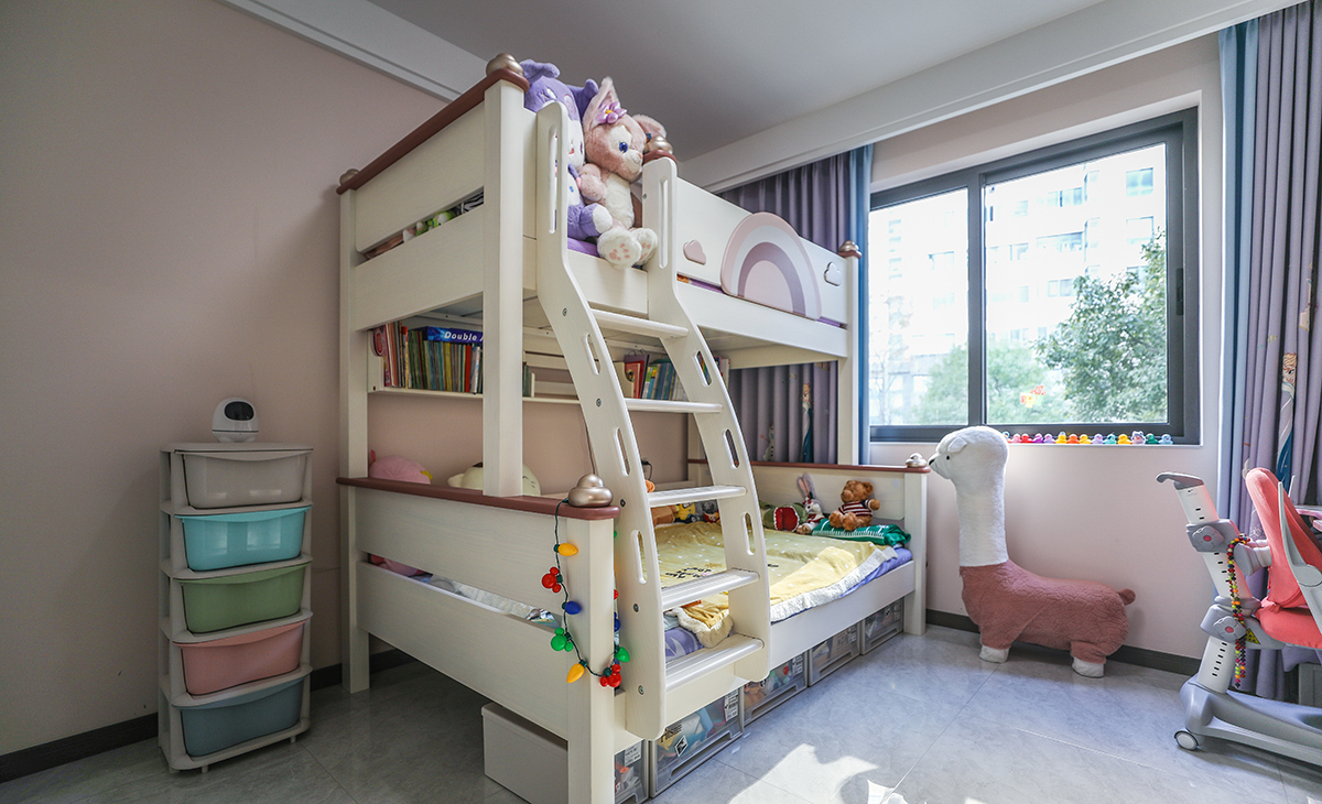 兒童房設計了正面櫥柜，布置了上下床，造型上以方正為主，色彩上以淺色為主，上下床解決了居住問題，床下的置物柜滿足孩子玩具的收納，良好的采光，寬敞的空間為孩子們提供了一個完美的玩耍環境。