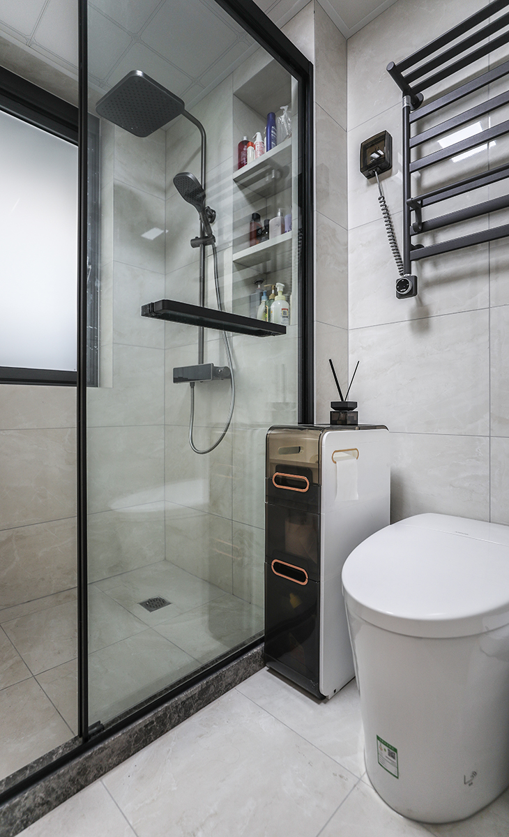 客衛空間也很大，設計上做了干濕分離，是的衛生間的使用效率大大提升，1米長的洗手臺，智能馬桶，墻地一體磚、白色吊頂，鈦合金移門，體現主人高檔次的生活品味和優雅的審美觀。
