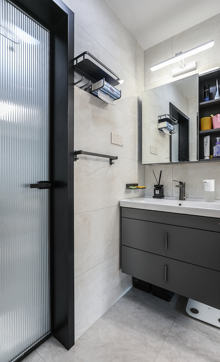 客衛空間也很大，設計上做了干濕分離，是的衛生間的使用效率大大提升，1米長的洗手臺，智能馬桶，墻地一體磚、白色吊頂，鈦合金移門，體現主人高檔次的生活品味和優雅的審美觀。
