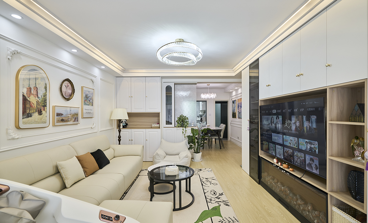     電視背景墻用組合柜，既增加儲物空間，又增加美感，空間方正大氣、電視機下放鵝卵石，外面封玻璃，茶色玻璃柜門，裝飾柜開放格，讓空間很豐富。