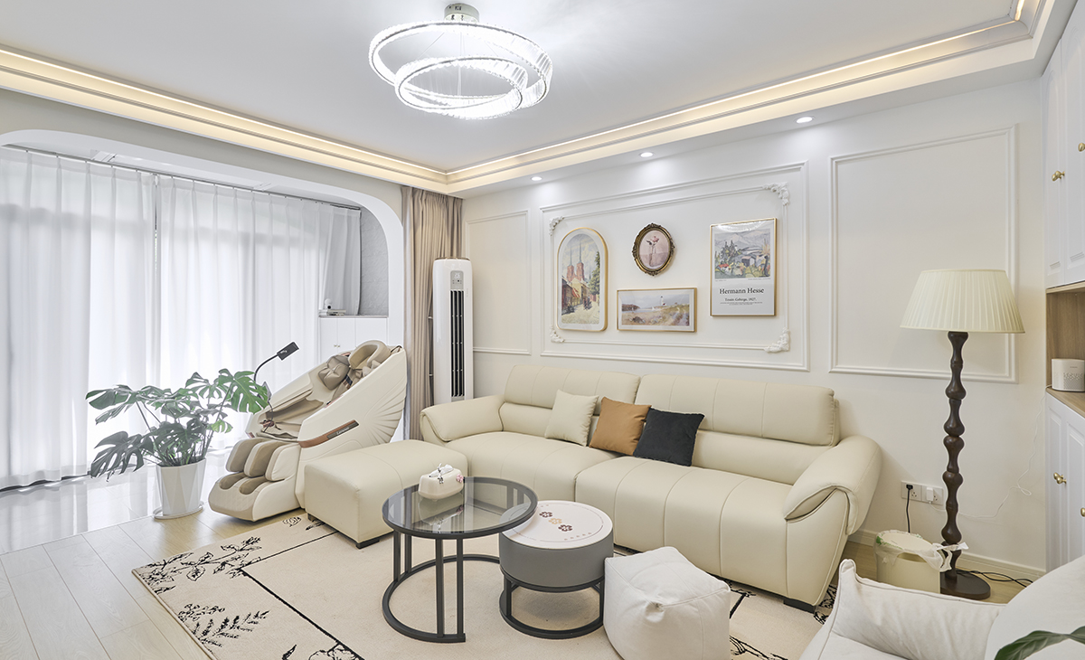 客廳是接待客人的空間、是家庭裝修的亮點所在、也是一家人活動頻率最高的區域，米色皮質沙發，體現高端華麗，吊頂造型上采用方形石膏板+成品石膏線燈帶，奢華氣息很濃。地面采用米色地板，沙發背景采用石膏線框+裝飾掛畫。造型和色調上無不給人華麗、高貴、溫馨的氣息。