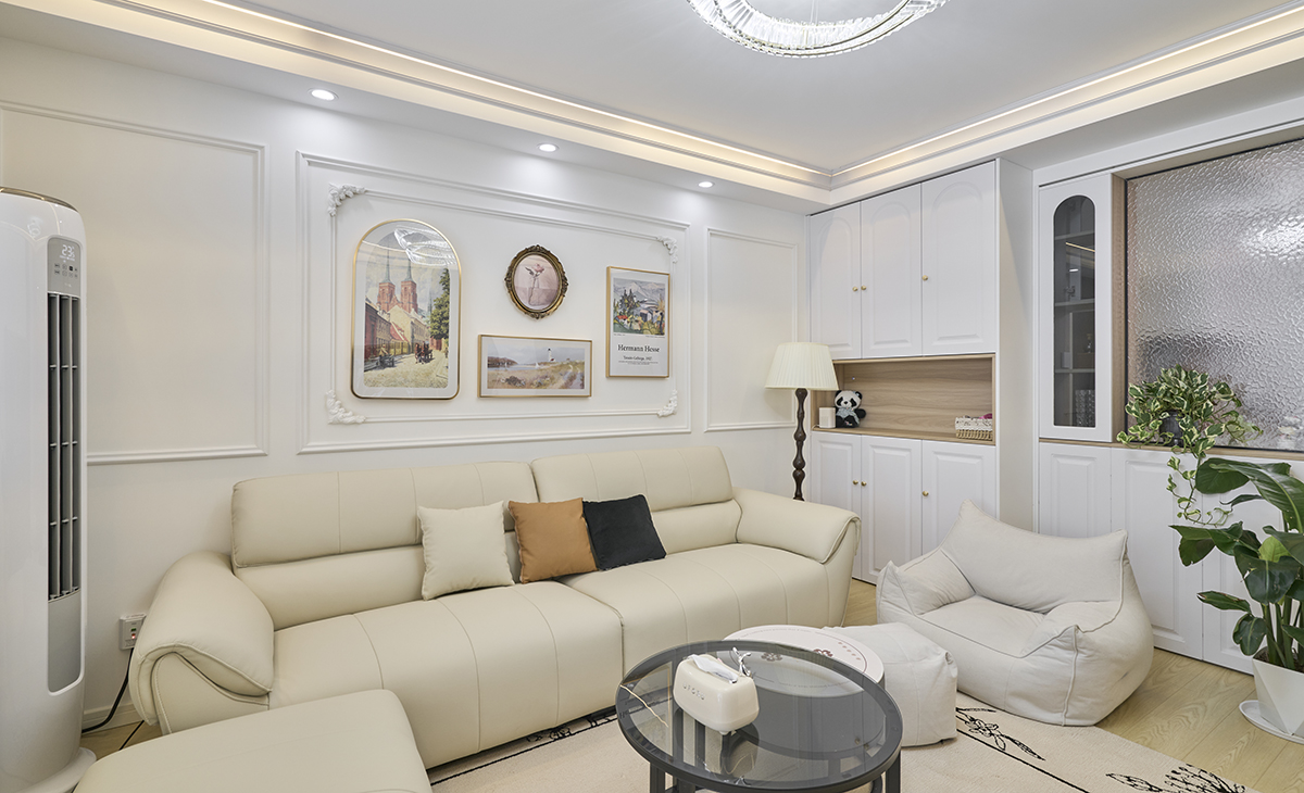 玄關矮柜上方做藝術玻璃屏風，半圓型玻璃門板吊柜，儲物柜中間開放格，懶人沙+圓茶幾，造型上方中有圓，圓中有方，把歐式風格詮釋的淋漓盡致。