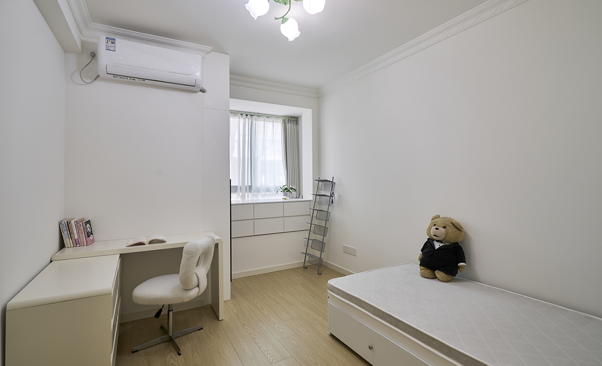 次臥空間不大，但利用飄窗的空間做一個六抽屜柜，增加很多儲物空間，拿放也很方便，榻榻米床下也有很多儲物空間，大轉角書桌足夠小孩的學習空間。頂面的燈像綠值一樣可愛，女兒很是喜歡。