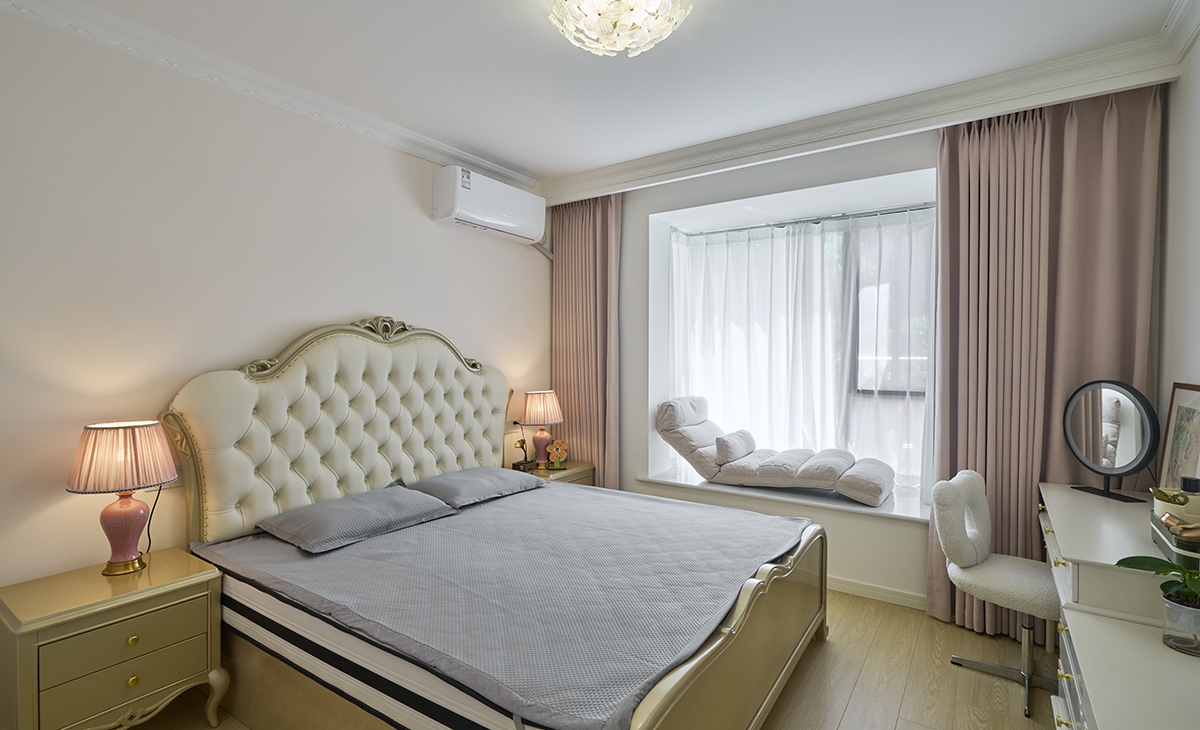 主臥歐式造型床和土豪金顏色和地板的顏色相呼應，衣柜和書桌的顏色也是歐式風格的米白色，頂面造型燈讓歐式風格不呆板，比較靈活。窗簾也是一個亮點，棕色的布簾搭配白色的沙簾，飄窗讓整個空間明亮和增大很多。
