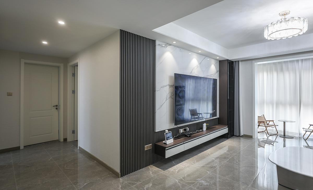 2400寬的巖板被頂上三個(gè)射燈點(diǎn)綴的恰到好處，電視柜兩邊的裝飾盆景作襯托，巖板臺(tái)面電視柜也很大氣，讓空間不但時(shí)尚而且清爽。