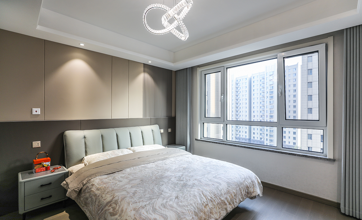 主臥原實(shí)木地板保留，所以床選擇的是深色，衣柜門(mén)板也是深色，這樣和原來(lái)的實(shí)木地板進(jìn)行搭配，就不會(huì)那么突兀，頂面圓型吊扇燈，實(shí)現(xiàn)方中有圓，圓中有方，造型以簡(jiǎn)潔平板為主，方便打理，體現(xiàn)了簡(jiǎn)約風(fēng)格的簡(jiǎn)潔、隨意，不拘一格。