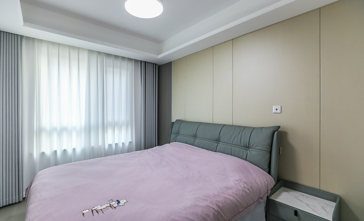 次臥做了榻榻米和寫(xiě)字臺(tái)，平時(shí)做書(shū)房用，榻榻米供外孫住，造型上以方正為主，色彩上以淺色為主，榻榻米下面和衣柜解決主人的收納，1.5米長(zhǎng)的寫(xiě)字臺(tái)可以解決主人的辦公需求。