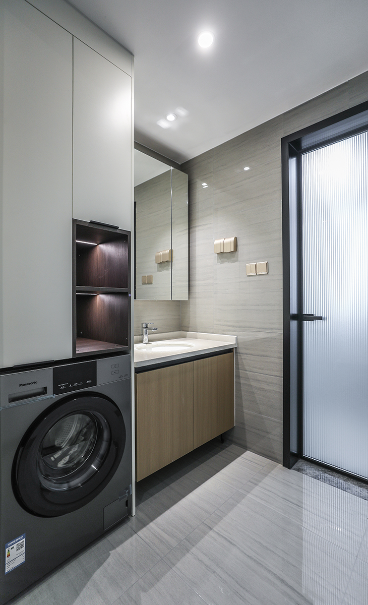 客衛(wèi)空間很大，1米長(zhǎng)的洗手臺(tái)，智能馬桶，墻地一體磚、白色吊頂，鈦合金移門(mén)，體現(xiàn)主人高檔次的生活品味和優(yōu)雅的審美觀(guān)。