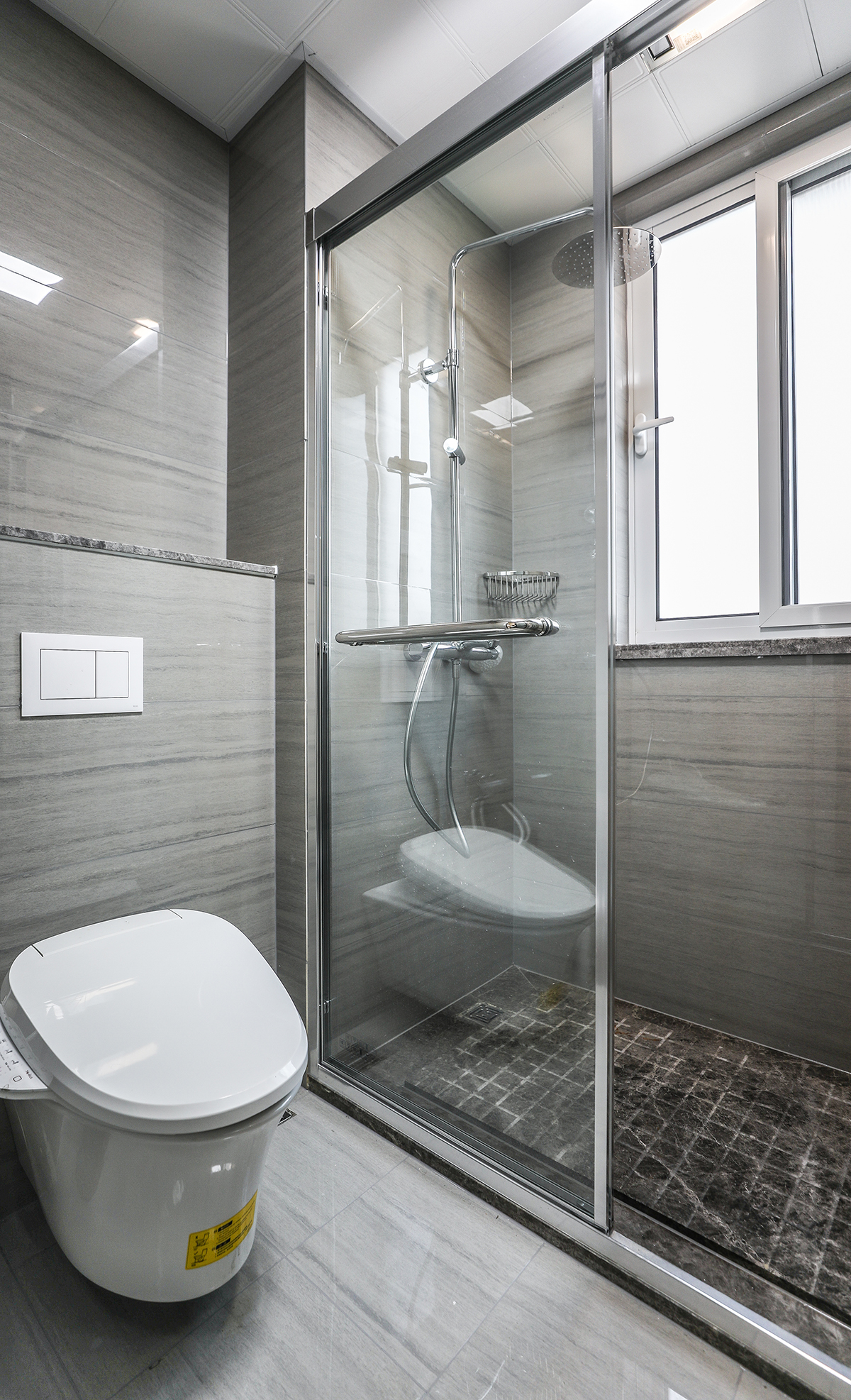 主衛(wèi)空間也很大，只放一個(gè)馬桶，一個(gè)洗手臺(tái)，做一排儲(chǔ)物柜，增加主人的收納空間，黑色邊框長(zhǎng)虹玻璃門(mén)，讓整個(gè)空間協(xié)調(diào)統(tǒng)一，大氣時(shí)尚，主人很滿(mǎn)意，不斷地夸贊設(shè)計(jì)師對(duì)色彩的精準(zhǔn)把握。