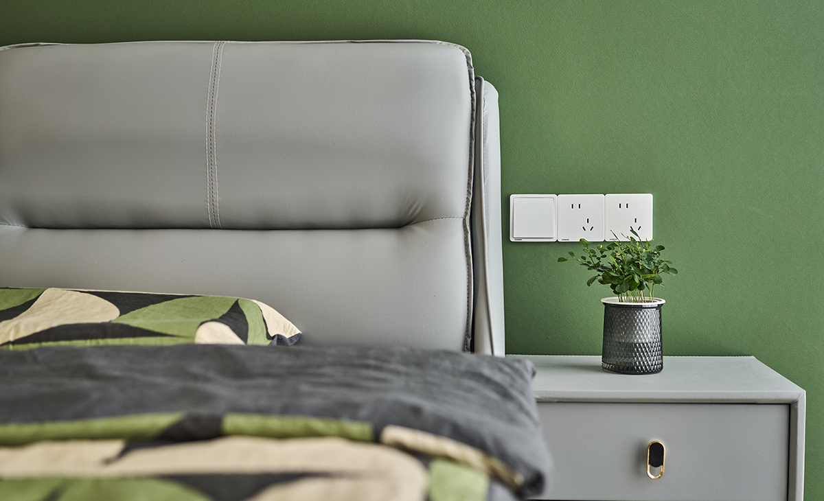 臥室綠色的墻面和灰色的皮革相呼應，讓家不呆板，比較靈活。窗簾也是一個亮點，棕色，灰色的布簾搭配白色的沙簾，讓整個空間眼前一亮。