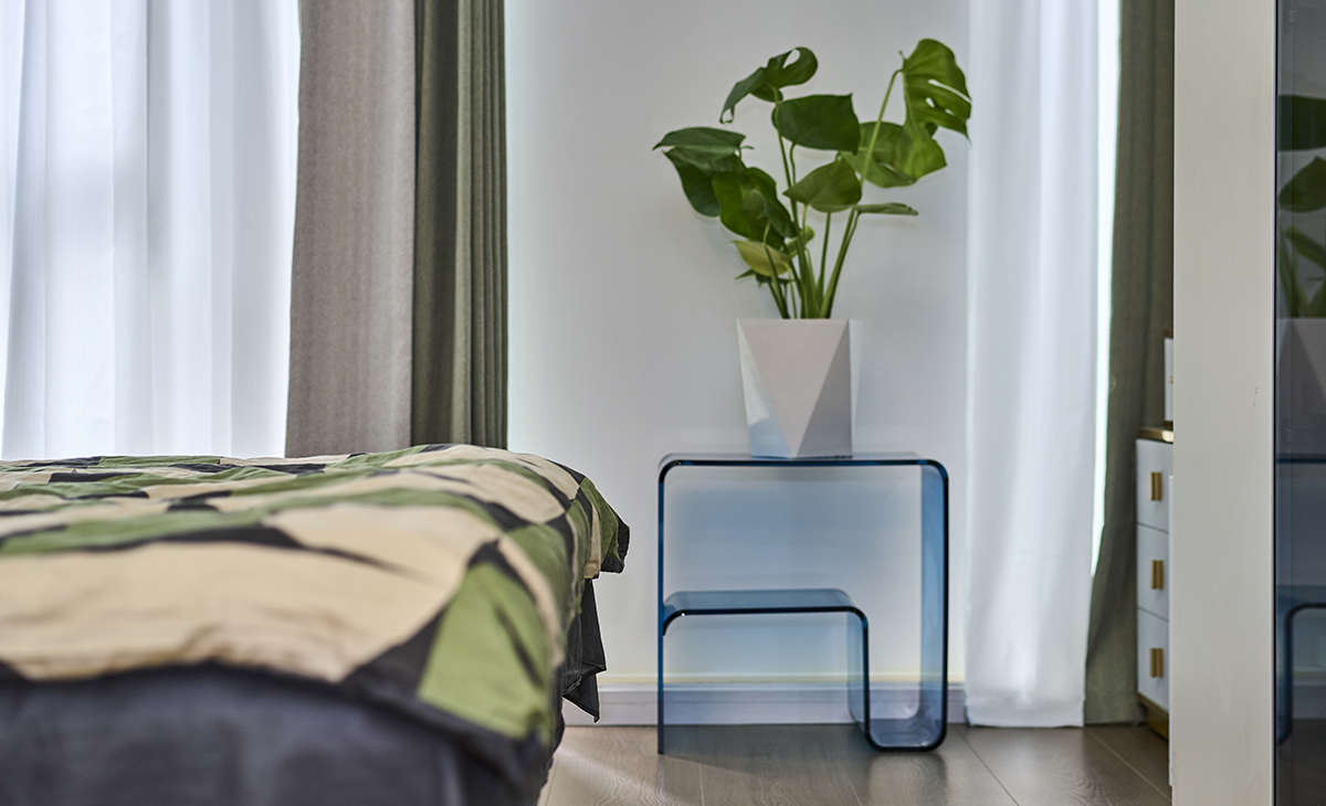 臥室綠色的墻面和灰色的皮革相呼應，讓家不呆板，比較靈活。窗簾也是一個亮點，棕色，灰色的布簾搭配白色的沙簾，讓整個空間眼前一亮。