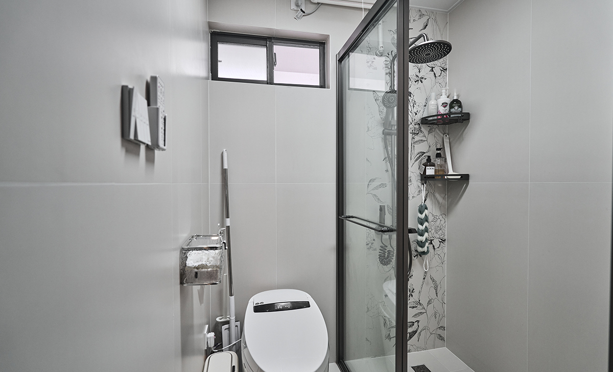 衛生間濕區槍灰色邊框淋浴房和純色的墻磚，讓衛生間簡約顯大不花哨
