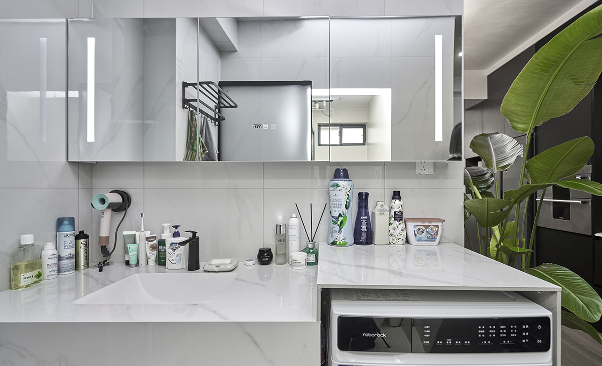 衛生間濕區槍灰色邊框淋浴房和純色的墻磚，讓衛生間簡約顯大不花哨
