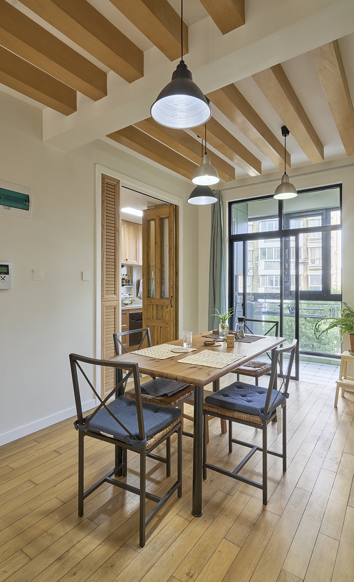 廚房與餐廳相連，采用原木色系，使得櫥柜更有質(zhì)感。